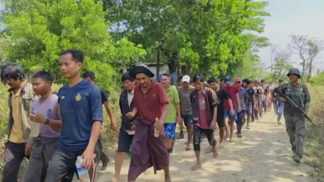 အေအေထံ လက်နက်ချခဲ့တဲ့ မောင်တောမြို့ ၊ တမန်းသားရဲကင်းစခန်းက‌စစ်ကောင်စီတပ်ဖွဲ့ဝင်များ (ပုံဟောင်း)