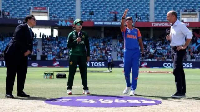 ટૉસ ઉછાળતી વેળાએ હરમનપ્રિત કૌર અને ફાતિમા સનાની તસવીર 