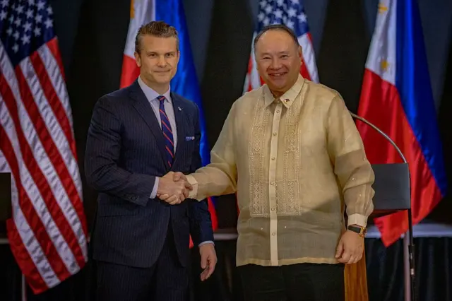 Bộ trưởng Quốc phòng Mỹ Pete Hegseth (trái) bắt tay Bộ trưởng Quốc phòng Philippines Gilbert Teodoro trong chuyến thăm tới Manila hôm 28/3/2025