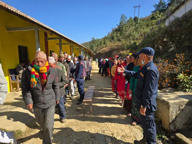 स्थानीय तह उपनिर्वाचनमा मतदानका लागि लाइन