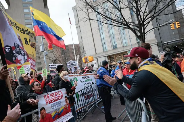 Manifestantes a favor y en contra de Nicolás Maduro protestan afuera del tribunal