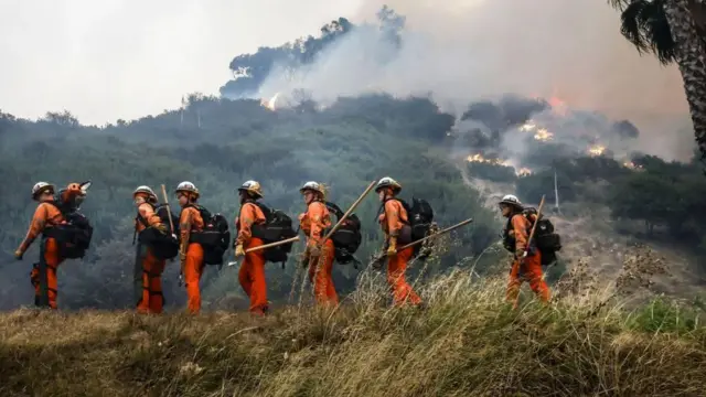 லாஸ் ஏஞ்சலிஸ் காட்டுத் தீ: வீடுகளை இழந்த பொதுமக்கள் - புகைப்படத் தொகுப்பு