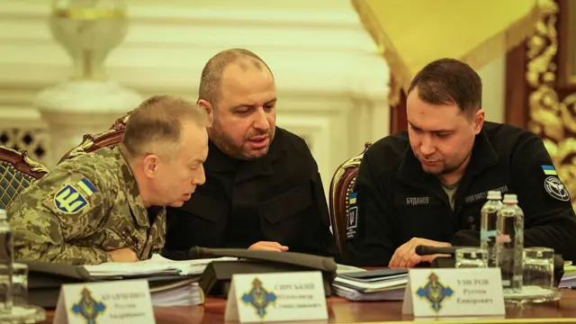 Кирило Буданов разом із Рустемом Умєровим і Олександром Сирським у кабінеті розмовляють, схилившись одне до одного за столом