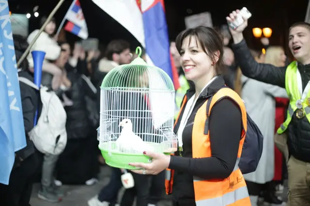 Studentkinja koja nosi golubicu