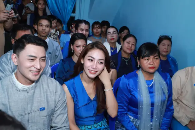 ၂၀၂၅ ရွေးကောက်ပွဲဝင်ရောက်ယှဉ်ပြိုင်မယ့် ရုပ်ရှင်မင်းသား နေလင်းရှိန် နဲ့ မင်းသမီး ထက်ထက်ထွန်းကို ပုဇွန်တောင်မြို့နယ် PPP ပါတီရုံးခန်းဖွင့်ပွဲမှာ တွေ့ရစဉ်