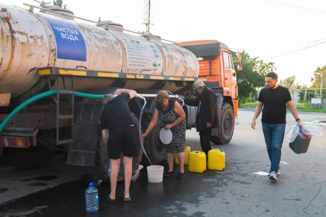 Тюмень. Горожане во время раздачи чистой воды из оранжевой цистерны