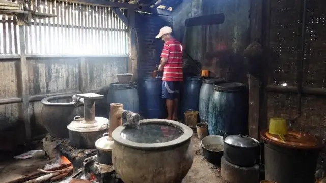 Ilustrasi pembuatan minol tradisional. 