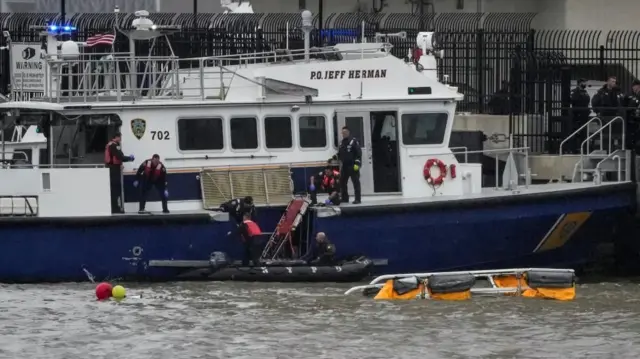 ハドソン川で捜索を行う救助隊