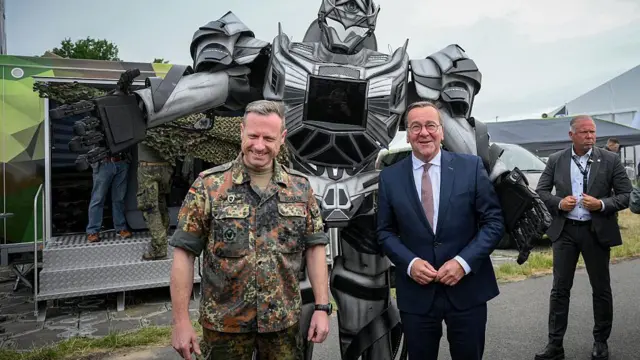 Міністр оборони Німеччини Борис Пісторіус (ліворуч) і бригадний генерал Вальтер Шульте під час Міжнародної аерокосмічної виставки в Берліні в червні