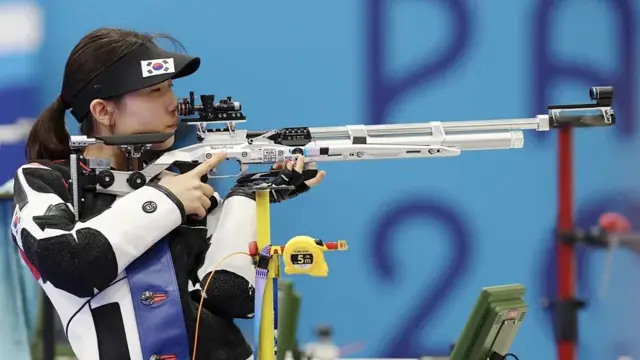 Lorsqu'elles tirent sur des cibles fixes à l'intérieur, les femmes obtiennent les mêmes résultats que les hommes