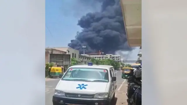 স্থানীয়দের ধারণ করা ভিডিওতে বিমানবন্দরের বাইরে কালো ধোঁয়ার বিশাল কুন্ডলী দেখা গেছে।