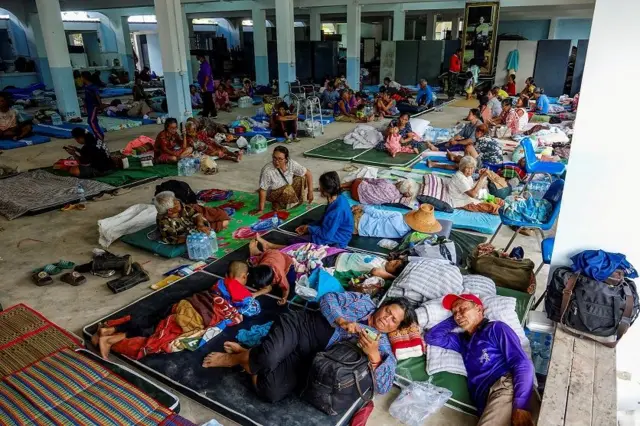 ชาวบ้านใน จ.สุรินทร์ ต้องย้ายมาพักพิงในศูนย์อพยพในระหว่างที่เหตุความไม่สงบบริเวณชายแดนไทย-กัมพูชา ยังไม่แน่นอน เมื่อ 24 ก.ค. 2568 