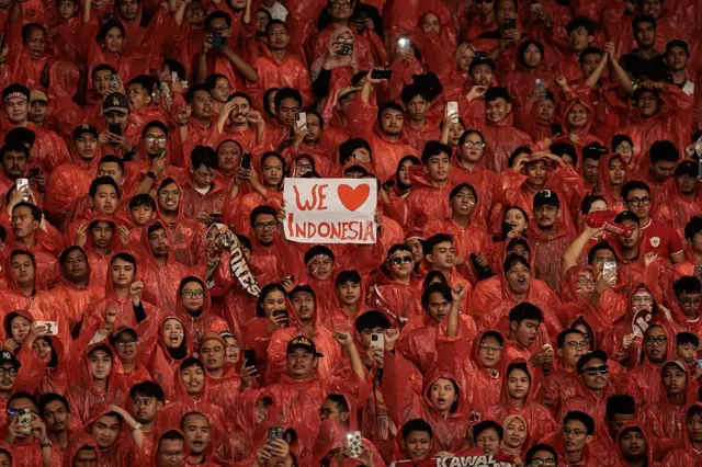 Para pendukung Indonesia menyemangati tim mereka sebelum dimulainya pertandingan kualifikasi Piala Dunia FIFA 2026 zona Asia antara Indonesia dan Tiongkok di Stadion Utama Gelora Bung Karno, Jakarta, pada 5 Juni 2025.