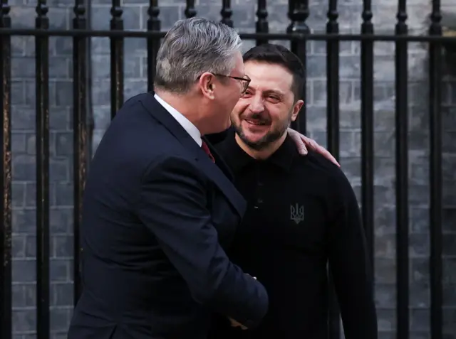 رئيس الوزراء البريطاني كير ستارمر مستقبلاً الرئيس الأوكراني في لندن.