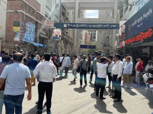 মঙ্গলবার বিকেলে ঢাকার সিএমএম আদালতের সামনের দৃশ্য