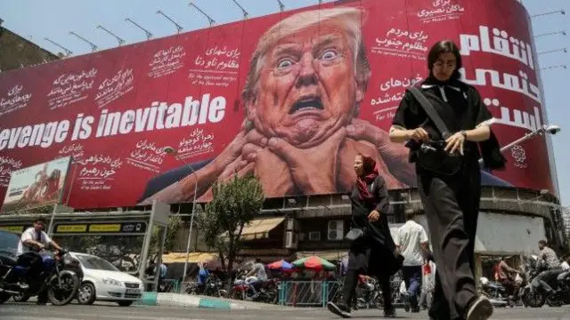 لوحة إعلانات في طهران تظهر عدداً من الأيدي تحاول خنق ترامب 