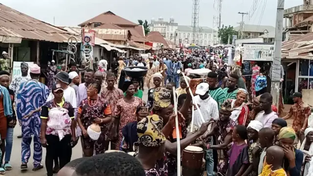 Àwọn èèyàn tó kópa níbi ayẹyẹ Ìwọpópó