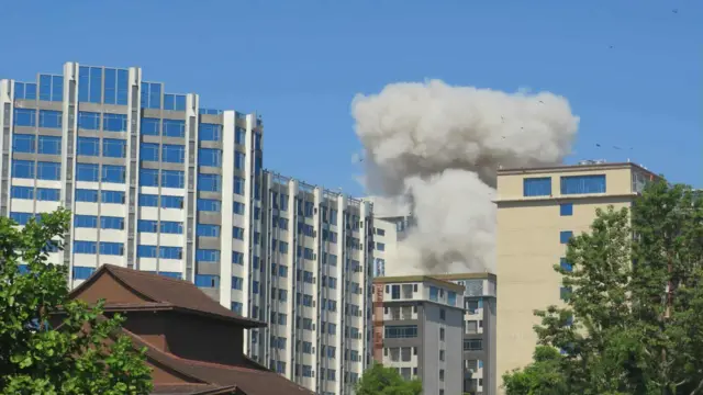 မြဝတီနယ်စပ်၊ ရွှေကုက္ကိုနယ်မြေထဲက ၁၅ ထပ်ကျားဖြန့်အဆောက်အအုံကို စစ်တပ်နဲ့ BGF တို့ ဖြိုချခဲ့တဲ့မြင်ကွင်း (ပုံဟောင်း)