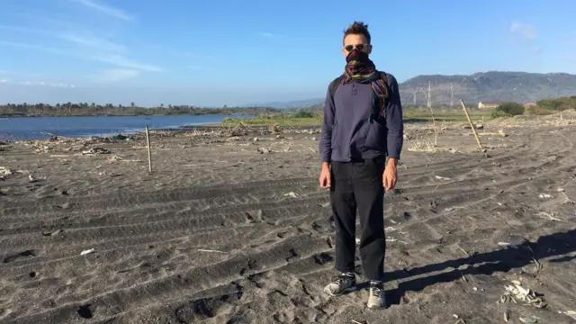 Adam Bobbette, ahli geologi politik dari University of Glasgow, di kawah Gunung Merapi. Ia meneliti hubungan antara geologi, kekuasaan, dan sejarah di tanah Jawa