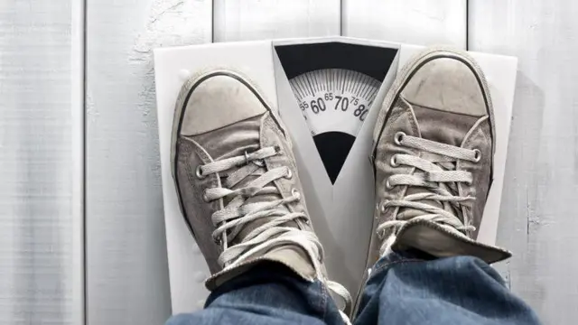 شرکت هواپیمایی نیوزلند به عنوان بخشی از یک نظرسنجی برای تعیین میانگین وزن مسافران، مسافران پروازهای بینالمللی را قبل از پرواز وزن میکند