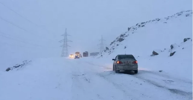 گذرگاه سالنگ ۹ ولایت شمالی افغانستان را به کابل وصل و اجناس کشورهای آسیایی میانه نیز از این مسیر به کابل و سایر شهرهای جنوبی افغانستان می رسد