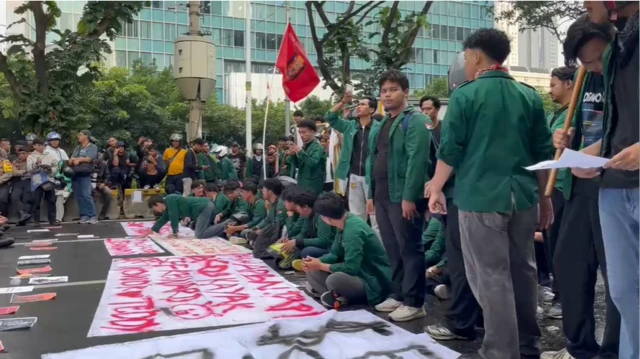 Kelompok mahasiswa dari Universitas Muhammadiyah Prof.Dr Hamka dicegat barisan polisi di kawasan Semanggi, Jakarta.