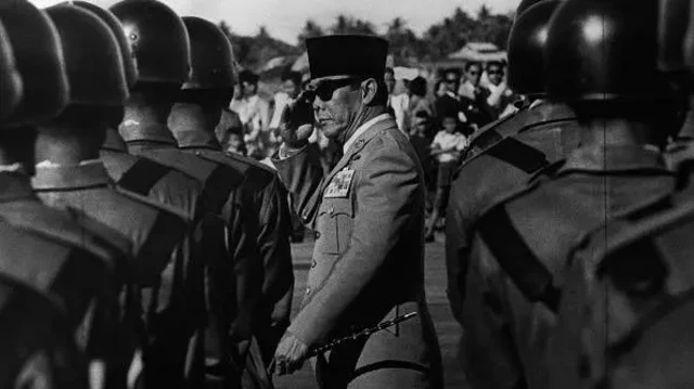 Sukarno berada di tengah barisan tentara.
