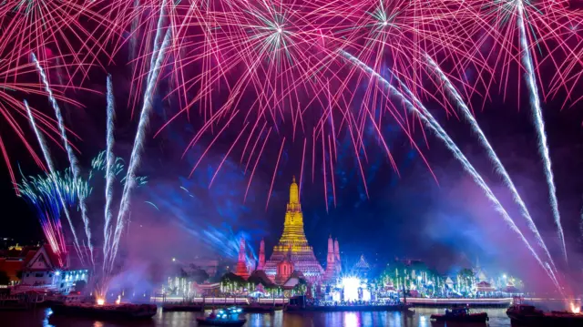 พลุไฟตระการตาต้อนรับปีเถาะในประเทศไทย