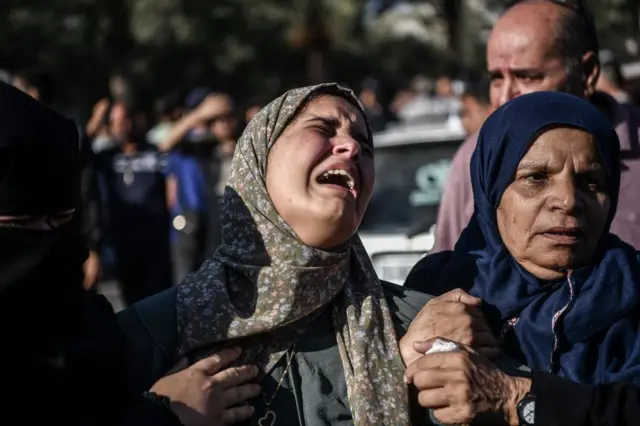 أقارب ضحايا غارات الجوية الإسرائيلية، في مستشفى ناصر في خان يونس، في 26 أكتوبر/تشرين الأول 2023.