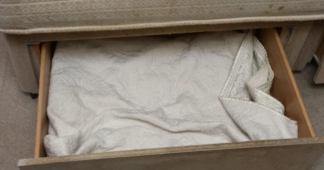 ਬੱਚੀ ਨੂੰ ਜਦੋਂ ਦਰਾਜ਼ ਵਿੱਚੋਂ ਕੱਢਿਆ ਤਾਂ ਉਸ ਦੀ ਹਾਲਤ ਕਾਫੀ ਗੰਭੀਰ ਸੀ