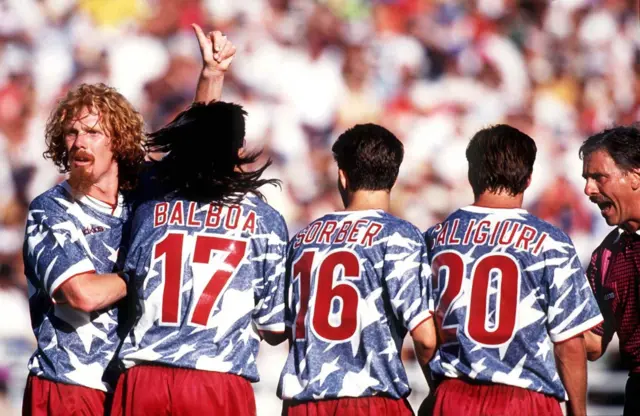 لاعبون من المنتخب الأمريكي في مونديال 1994