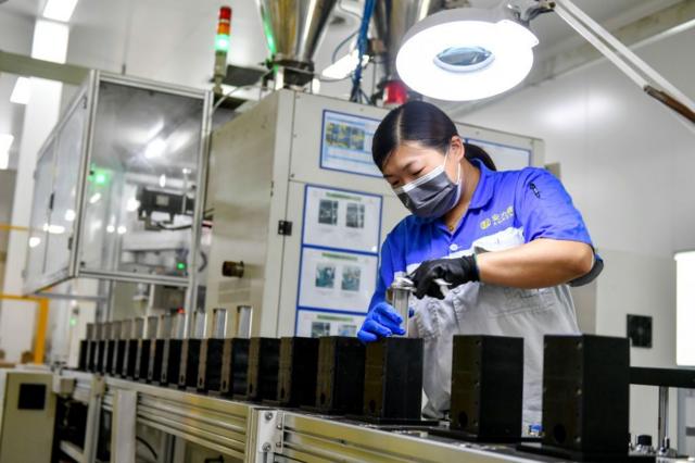 Công nhân trong một dây chuyền sản xuất pin natri ở tỉnh Chiết Giang, Trung Quốc 