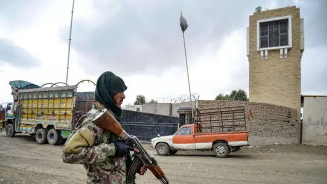 مقامات محلی طالبان در ولایات شرقی افغانستان میگویند که بیش از صد پاسگاه مرزی در امتداد مرز پاکستان