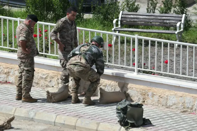 Des soldats de l'armée libanaise tentent de faire exploser un appareil de communication découvert dans le sol au sud du Liban