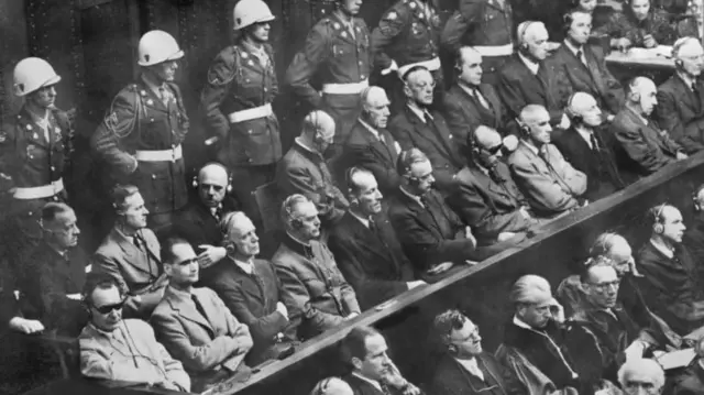 Hermann Göring (en bas à gauche, portant des lunettes noires), suivi de Rudolf Hess.