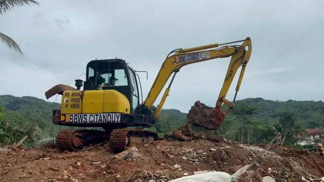 Proses pencarian dan pertolongan korban longsor di Kecamatan Majenang, Kabupaten Cilacap