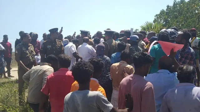 කිලිනොච්චිය, පූනකරි ප්‍රාදේශීය ලේකම් කොට්ඨාසයට අයත් පොන්නාවේලි හා කිරාංචි ප්‍රදේශයන්ගේ ඉඩම් සිමෙන්ති කර්මාන්තශාලාවකට හුණුගල් ලබා ගැනීමට ලබාදීමේ සුදානමකට එරෙහිව පොන්නාවේලි ප්‍රදේශයේ අද (අප්‍රේල් 5වැනිදා ) විරෝධතාවයක් පැවැත්විණි.