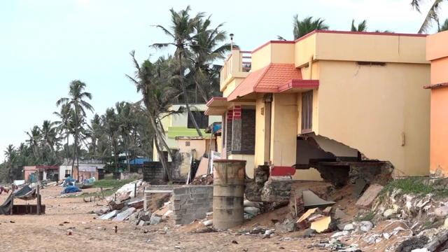 கடல் அரிப்பால் தொங்கும் வீடுகள்