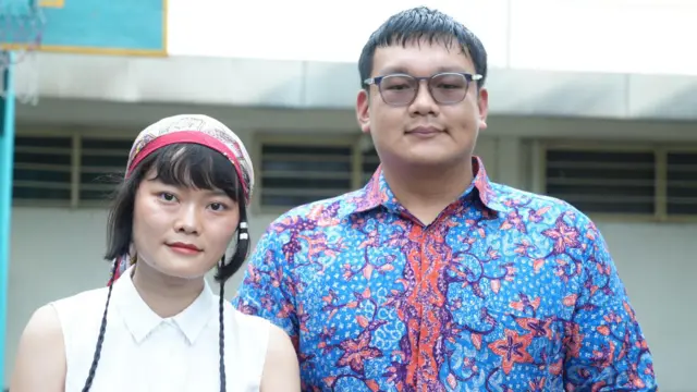 Neysa dan Ary lahir dua tahun setelah peristiwa '98. Meski begitu, keluarga mereka terdampak oleh kejadian-kejadian masa itu