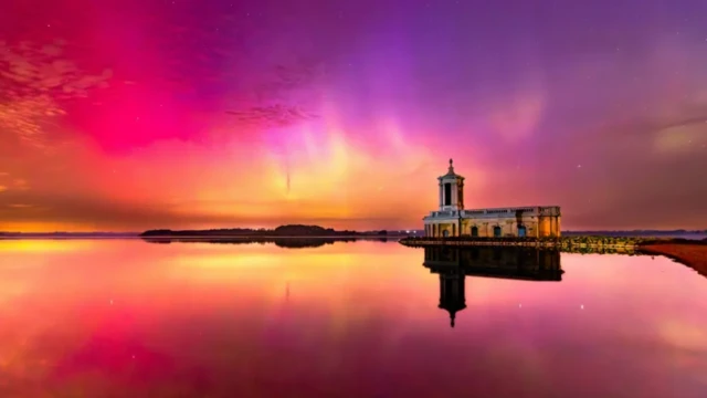 منظر للأضواء الشمالية في روتلاند ووتر بجوار كنيسة نورمانتون في شرق ميدلاندز.