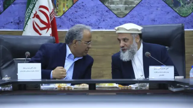 تصویر وزیر صنعت و تجارت حکومت طالبان در نشست سیستان و بلوچستان .او با استاندار سیستان و بلوچستان صحبت میکند.