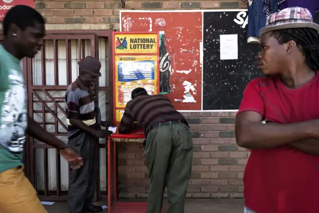 Àwọn èèyàn tó ń wo nọ́mbà lọ́tírì bóyá wọ́n jẹ