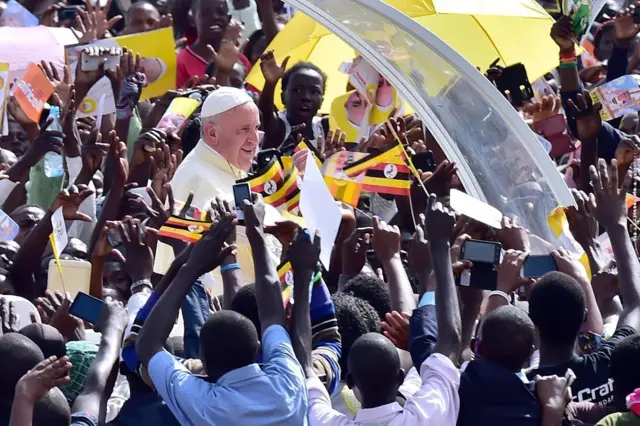Une foule de fidèles accueillant le Pape en Ouganda