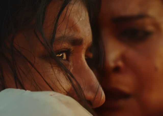 صحنه‌ای از فیلم «در میان شعله‌‌ها»