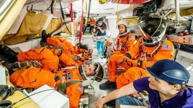 Qalabka shaqaaluhu wuxuu la mid yahay kii loo adeegsaday howlgallada Apollo 50 sano ka hor, laakiin gudaha ayaa aad uga duwan.