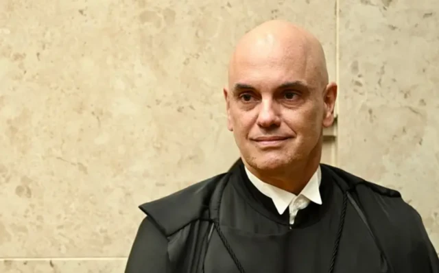 Foto mostra Alexandre de Moraes usando toga e sorrindo