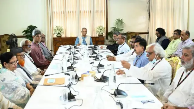 ১৩টি রাজনৈতিক দল ও জোটের নেতাদের সঙ্গে প্রধান উপদেষ্টার বৈঠক