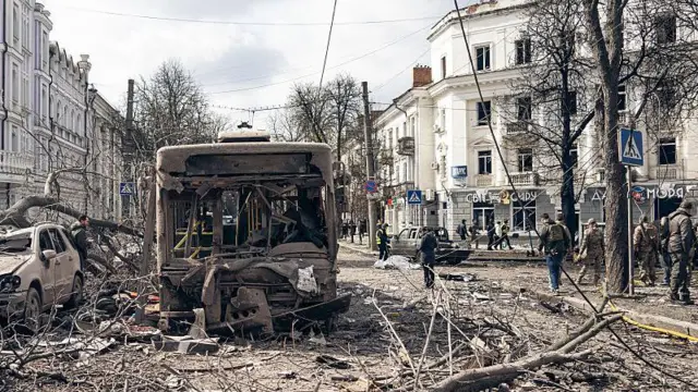 Удар Росії по Сумах. Що відомо про загиблого військового і чи було там зібрання - BBC News Україна