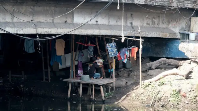 Masyarakat kelas bawah tinggal di kolong jembatan. 