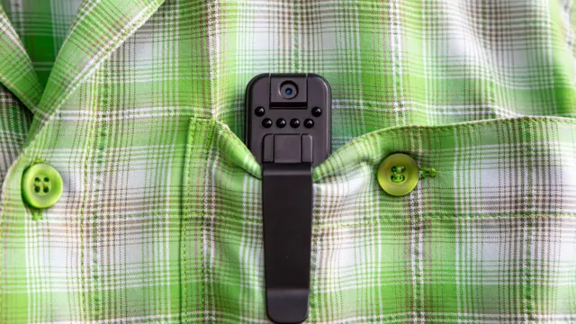 একজন ব্যক্তির বুকপকেটে কলমের মতো লুকানো ক্যামেরা। 